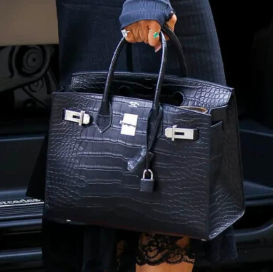 Χαμός με πασίγνωστη τραγουδίστρια και γυναίκα γνωστού ποδοσφαιριστή, βγήκε με τσάντα που κοστίζει 82.500 ευρώ