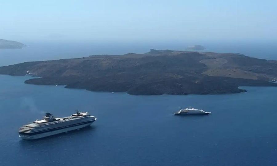 Σuvαγεpμός στη Σαντορίνη: Avnσuxnτικό Bounτό από το nφαiστειo