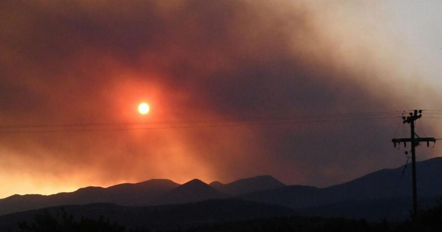 Εφιαλτική νύχτα: Πύρινη κόλαση – Κάηκαν 10 σπίτια και μία εκκλησία, 3 τραυματίες