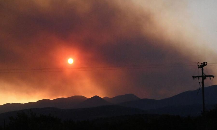 Εφιαλτική νύχτα: Πύρινη κόλαση – Κάηκαν 10 σπίτια και μία εκκλησία, 3 τραυματίες