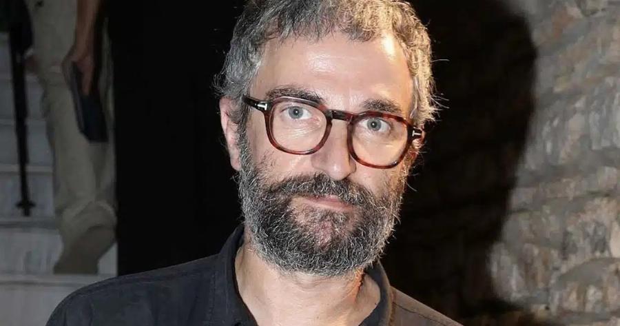 Με μακρύ μούσι και ράσα παπά: Αγνώριστος ο Άρης Σερβετάλης – Η πρώτη φωτογραφία μέσα από το Άγιον Όρος