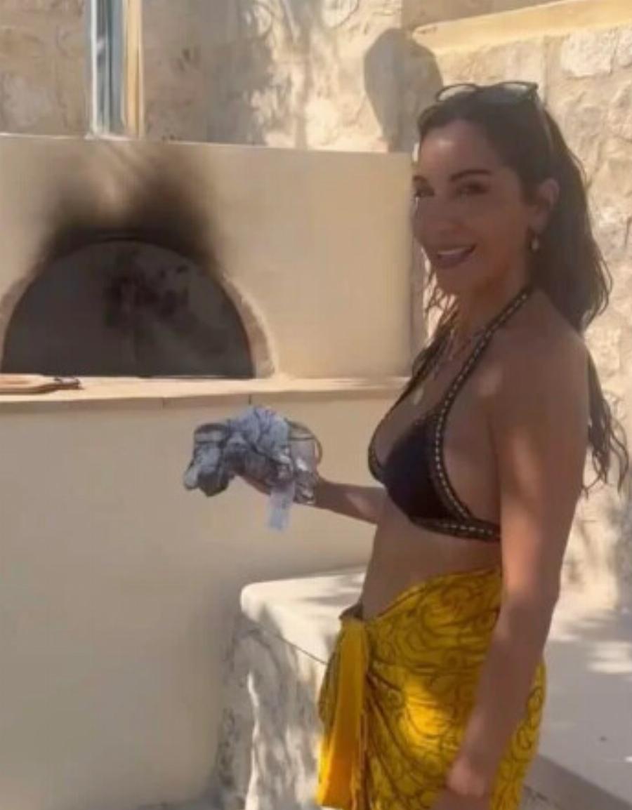 Δέσποινα Βανδή: Φουρνίζει ζυμωτό ψωμί από τα χεράκια της στις διακοπές της στην Κρήτη