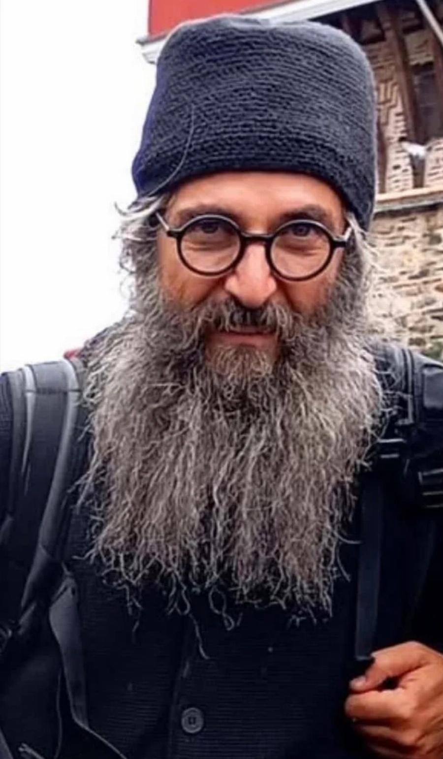 Με μακρύ μούσι και ράσα παπά: Αγνώριστος ο Άρης Σερβετάλης – Η πρώτη φωτογραφία μέσα από το Άγιον Όρος