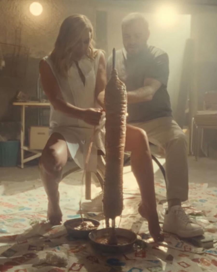 Σάλoς με τη διαφήμιση Καραβάτου – Φερεντίνου με το κοκορέτσι (ΒΙΝΤΕΟ)