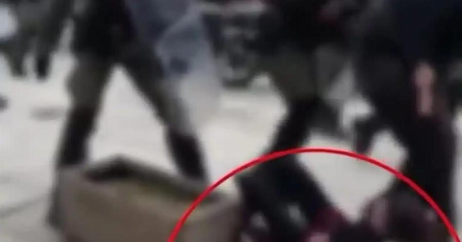 Σε διαθεσιμότητα τέθηκε ο αστυνομικός που έσπρωξε διαδηλώτρια με αποτέλεσμα να χτυπήσει το κεφάλι της σε ζαρντινιέρα