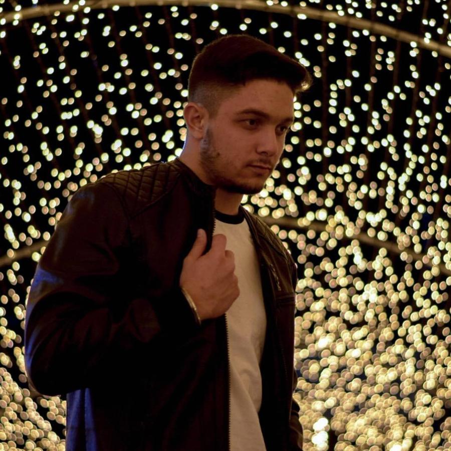 Τέμπη: «Φωνάζαμε να ανοίξουν τις μαύρες σακούλες να τον δούμε» λένε και ραγίζουν καρδιές οι γονείς του Ντένι Ρούτσι