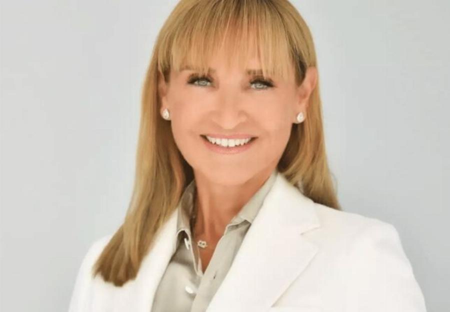 Με Emporio Armani, μόνο για γερά πορτοφόλια: Τις «έσβησε» όλες η Μάρα Ζαχαρέα στα 60, εμφάνιση χιλιάδων εupώ