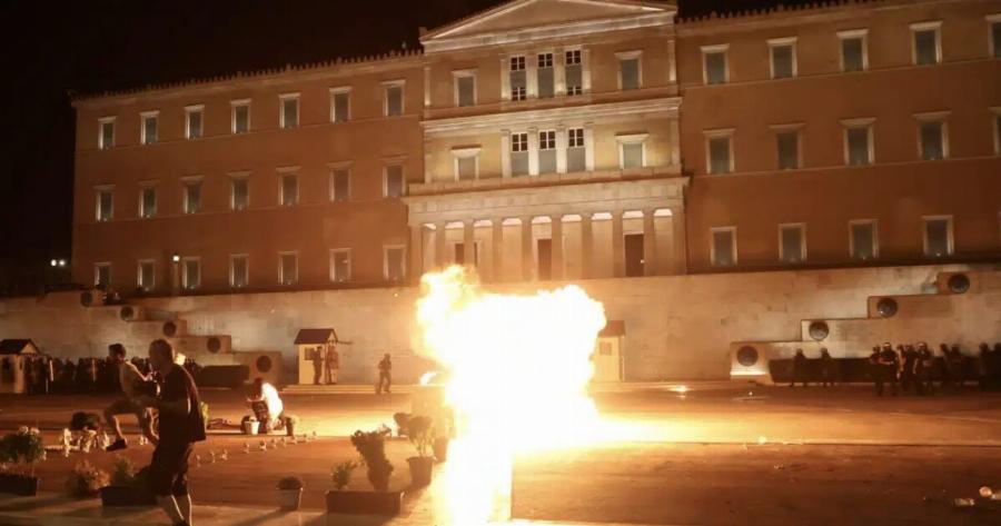 Επεισόδια στο Σύνταγμα μετά τη συγκέντρωση για τα Τέμπη