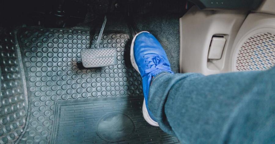 Ο μεγαλύτερος εφιάλτης για κάθε οδηγό -Τι κάνω εάν κολλήσει το γκάζι στο αυτοκίνητο ενώ οδηγάω