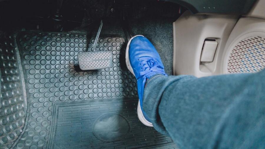 Ο μεγαλύτερος εφιάλτης για κάθε οδηγό -Τι κάνω εάν κολλήσει το γκάζι στο αυτοκίνητο ενώ οδηγάω