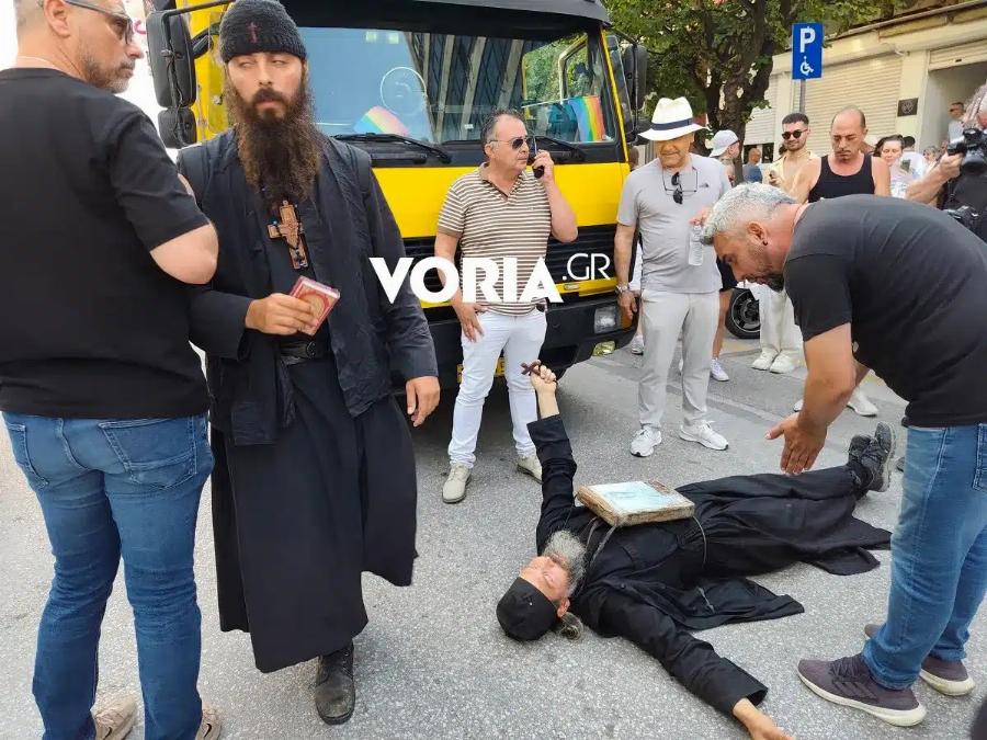 Ρασοφόρος ξάπλωσε μπροστά σε άρμα του Pride στη Θεσσαλονίκη φωνάζοντας «Μετανοείτε»
