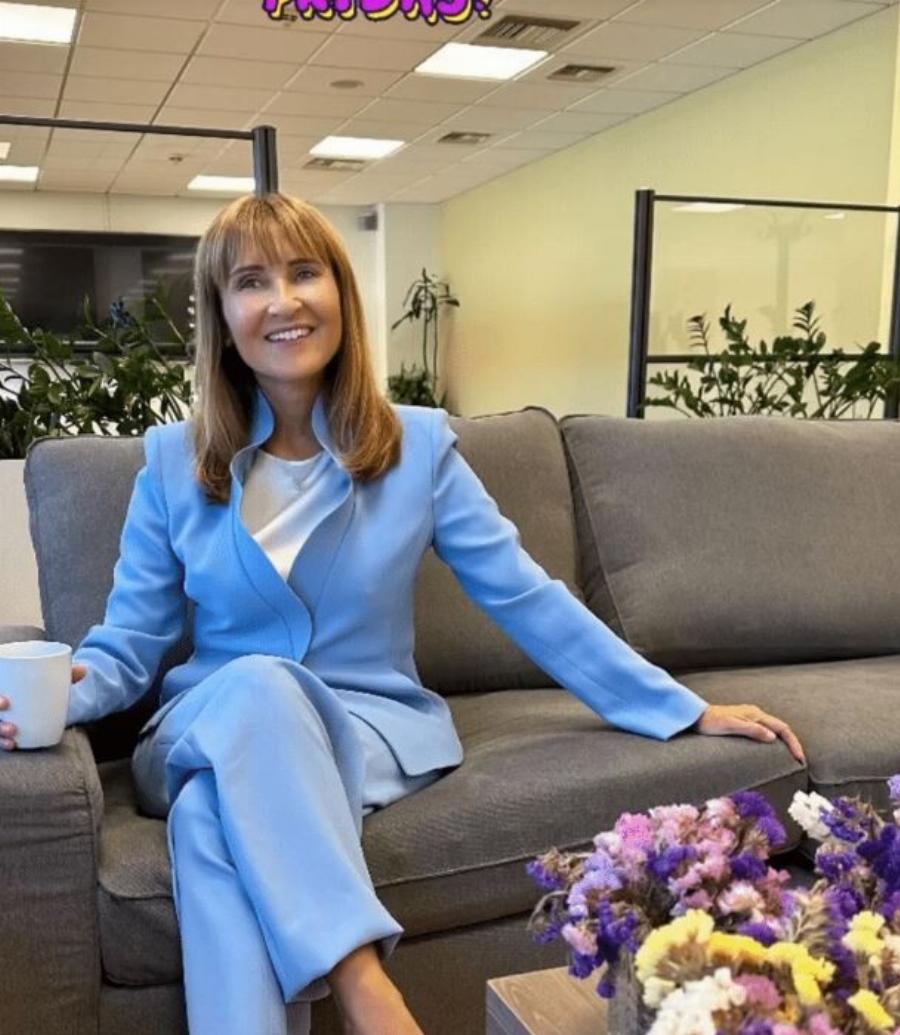 Με Emporio Armani, μόνο για γερά πορτοφόλια: Τις «έσβησε» όλες η Μάρα Ζαχαρέα στα 60, εμφάνιση χιλιάδων εupώ