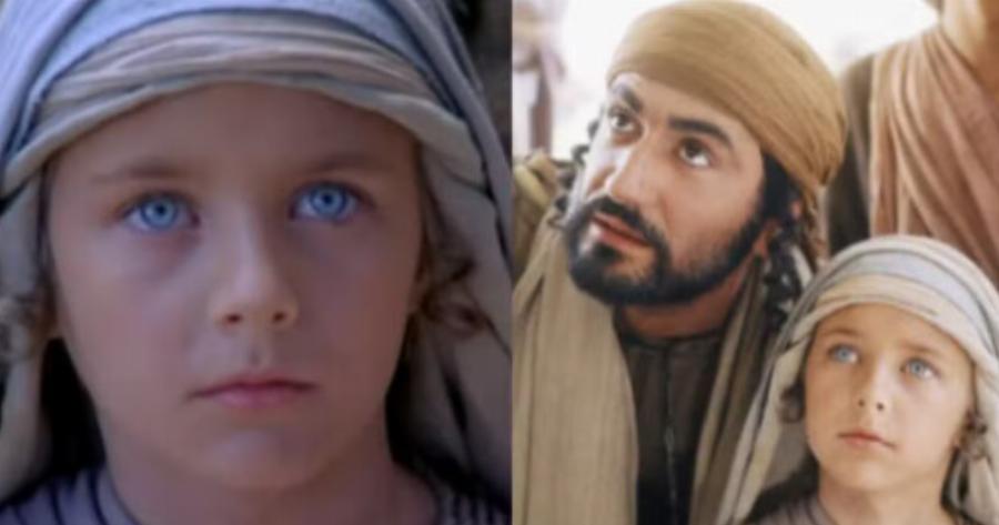 Τότε 10 χρονών παιδάκι, τώρα 57άρης αλλά με τα ίδια καταγάλανα μάτια: Έτσι είναι σήμερα ο μικρός Ιησούς από τη Ναζαρέτ