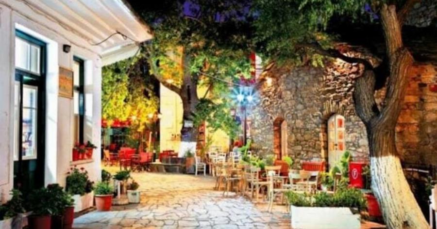 Ζει τη νύχτα: Το μοναδικό χωριό στην Ελλάδα που τα μαγαζιά ανοίγουν στις 11 το βράδυ