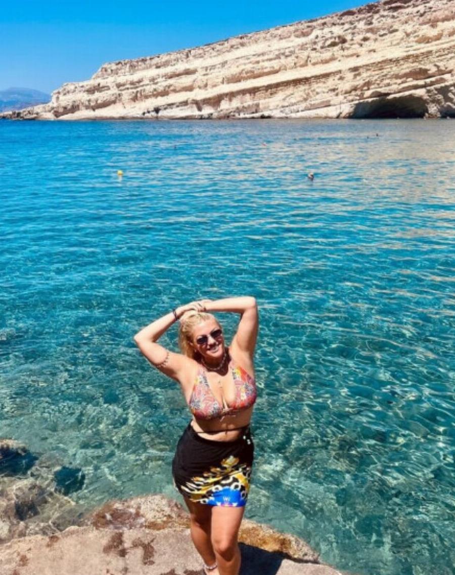 Διάσημη ξανθιά Ελληνίδα ποζάρει σε παραλία και ζαλίζει με τις εντυπωσιακές της καμπύλες