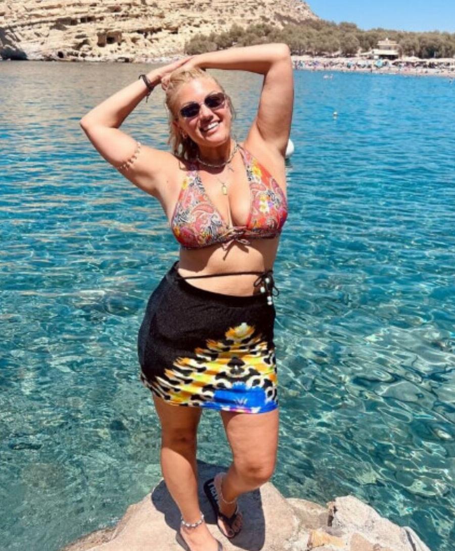 Διάσημη ξανθιά Ελληνίδα ποζάρει σε παραλία και ζαλίζει με τις εντυπωσιακές της καμπύλες