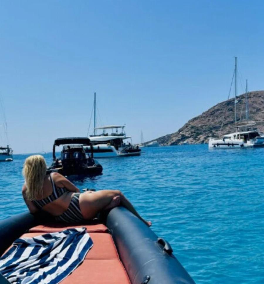 Διάσημη ξανθιά Ελληνίδα ποζάρει σε παραλία και ζαλίζει με τις εντυπωσιακές της καμπύλες