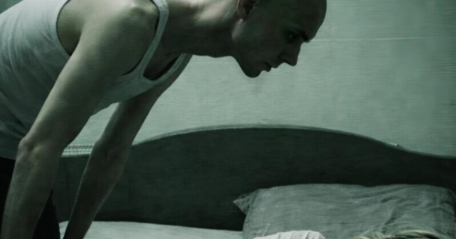 Παρατήρησα ότι τα βράδια στο διαμέρισμά μου συνέβαιναν περίεργα πράγματα, αλλά στην αστυνομία με αποκάλεσαν τρελή και δεν μπήκαν καν στον κόπο να με ακούσουν