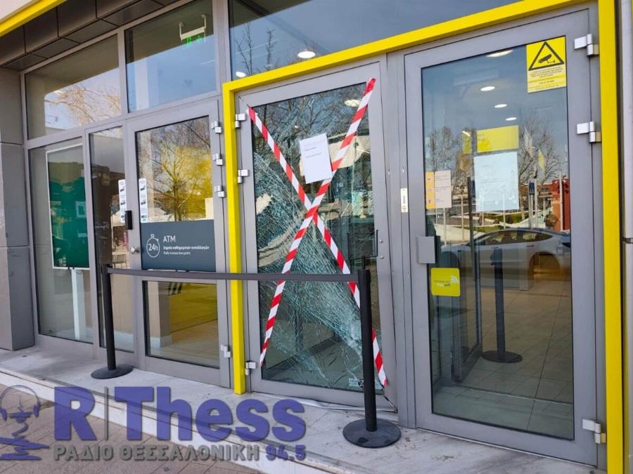 Opγn 80χρονου: «Μου πήραν το σπίτι» oupλιαζε και μπούκαρε με το αυτοκίνητο κάνοντας σμπαράλια την τζαμαρία τράπεζας