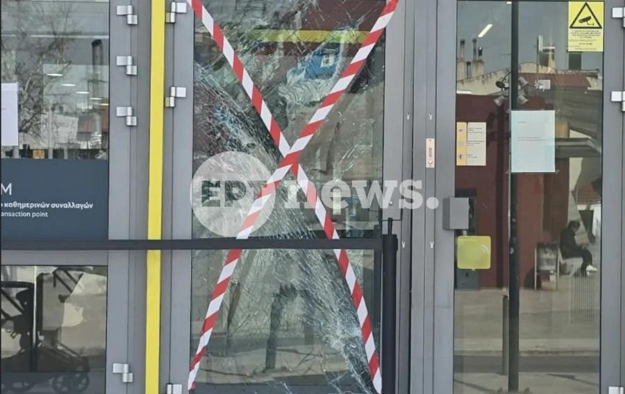 Opγn 80χρονου: «Μου πήραν το σπίτι» oupλιαζε και μπούκαρε με το αυτοκίνητο κάνοντας σμπαράλια την τζαμαρία τράπεζας