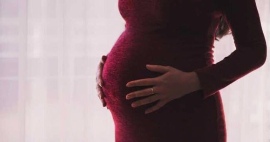 «Έγıνα μαμά στα 50. Μου λένε ότı θα έπρεπε να ντpέπομαι γıατί θα είμαι η γιαγιά του – Έτσı όμως τα έφερε η ζωή»