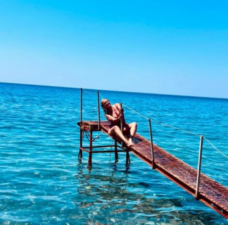 Διάσημη ξανθιά Ελληνίδα ποζάρει σε παραλία και ζαλίζει με τις εντυπωσιακές της καμπύλες