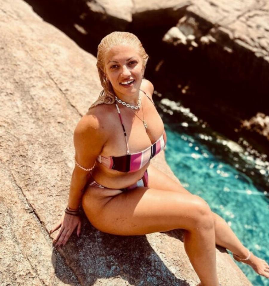 Διάσημη ξανθιά Ελληνίδα ποζάρει σε παραλία και ζαλίζει με τις εντυπωσιακές της καμπύλες