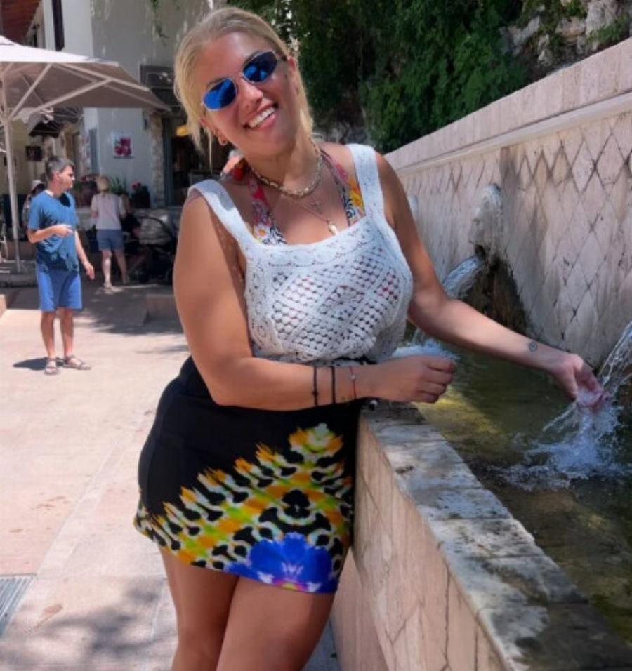 Διάσημη ξανθιά Ελληνίδα ποζάρει σε παραλία και ζαλίζει με τις εντυπωσιακές της καμπύλες