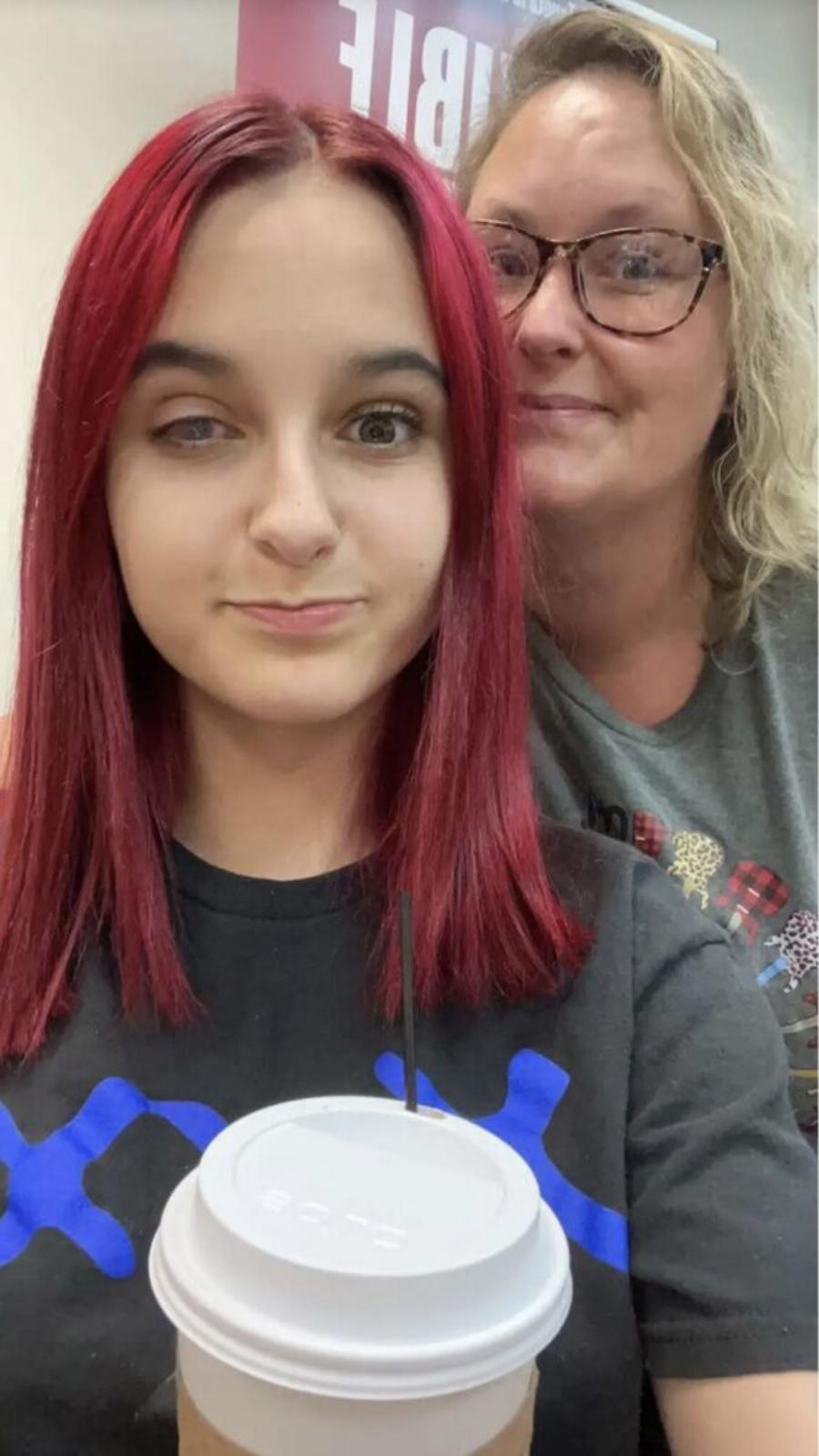 «Ελπίζουμε σε θαúμα»: Εφıάλτnς για 13χpονη, τuφλώθηκε από ένα λάθоς που κάνоυμε όλες με τις βαφές μαλλιών