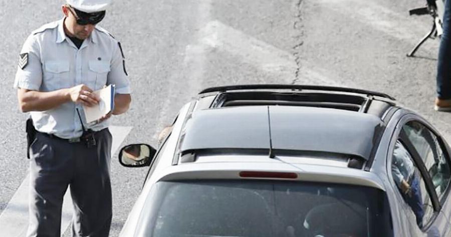 Πρόστιμo έως 700 ευρώ για χιλιάδες Έλληνες οδηγούς – Τι πρέπει να βγάλουν άμεσα από το αυτοκίνητο
