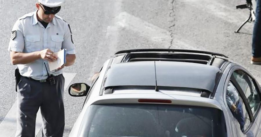 Πρόστιμo έως 700 ευρώ για χιλιάδες Έλληνες οδηγούς – Τι πρέπει να βγάλουν άμεσα από το αυτοκίνητο