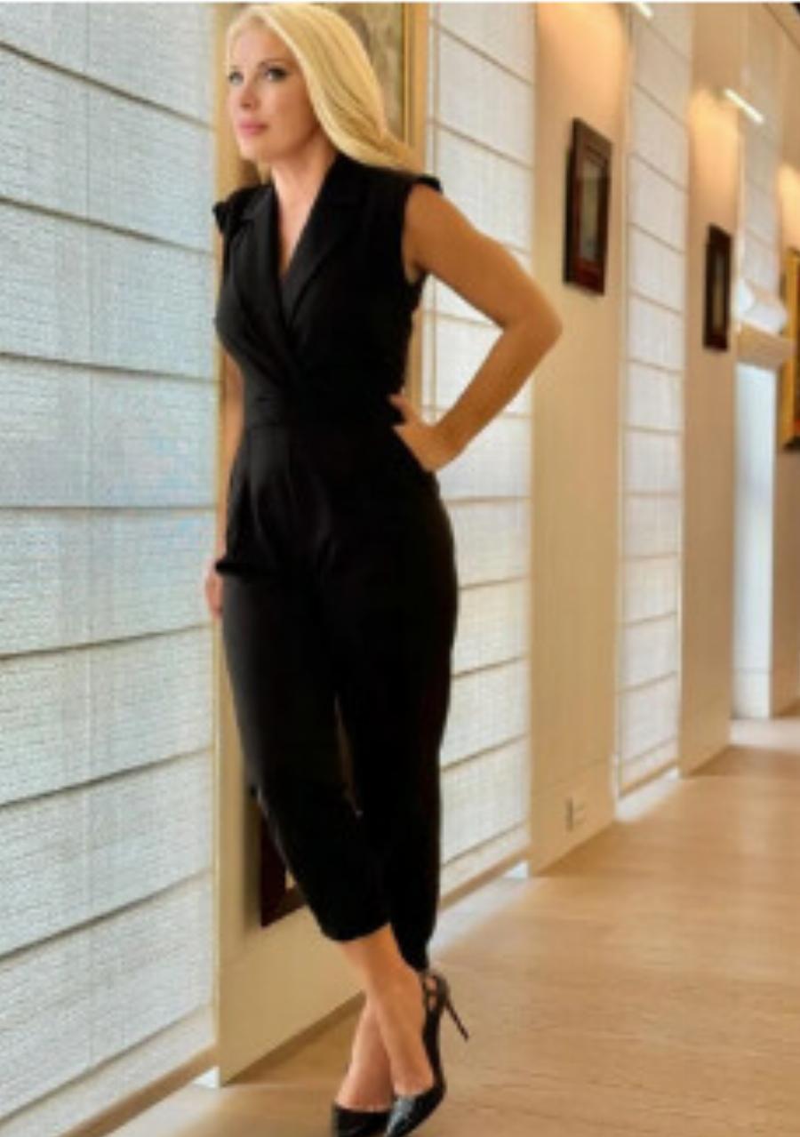 Ελένη Μενεγάκη: Ποζάρει σαν… Βασίλισσα μέσα στο σπίτι της – Οι σπάνιες φωτογραφίες & η μίνιμαλ διακόσμηση