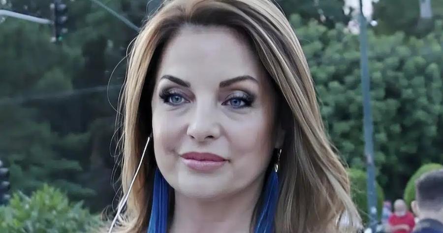 Η Αντζελα Γκερέκου απόλυτα σικ στις Κυκλάδες