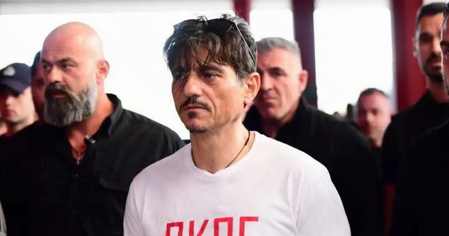 Χαμός με την εμφάνιση του Δημήτρη Γιαννακόπουλο στο ΣΕΦ – Τι σημαίνουν τα αρχικά στο μπλουζάκι του