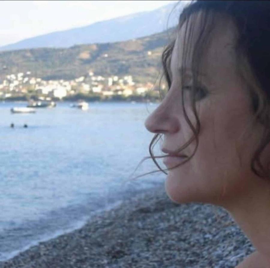 Φονικό στον Λόγγο Αιγίου: Καλλιτέχνης η 54χρονη Μαρία – Dj και λάτρης της μουσικής ο 26χρονος Ολύμπιος – Τα προφίλ μάνας και γιου που δολοφονήθηκαν