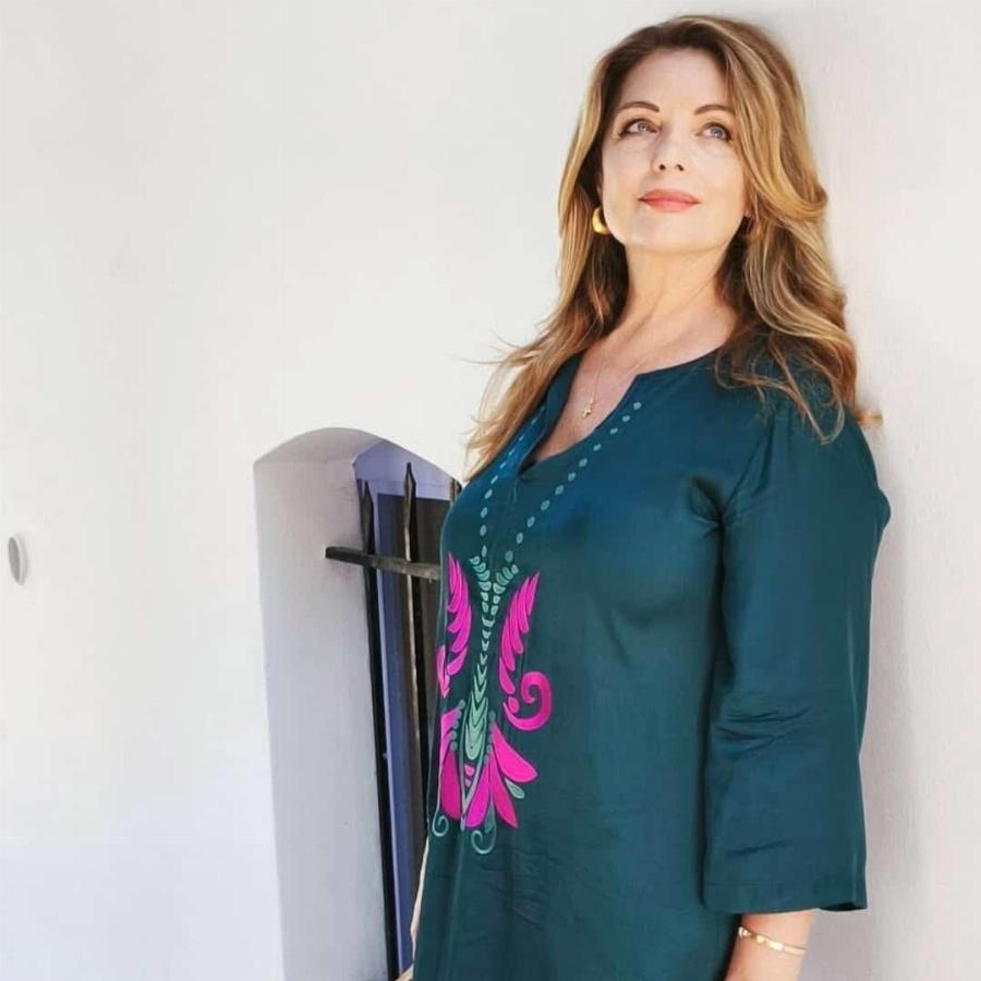 Η Αντζελα Γκερέκου απόλυτα σικ στις Κυκλάδες