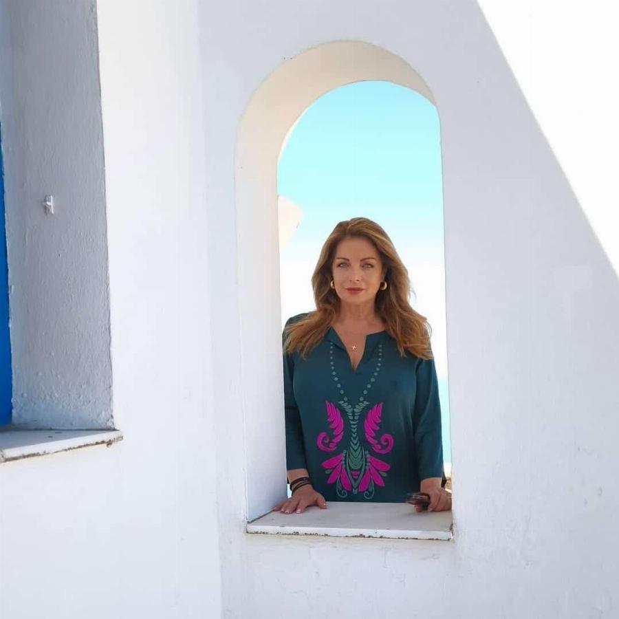 Η Αντζελα Γκερέκου απόλυτα σικ στις Κυκλάδες