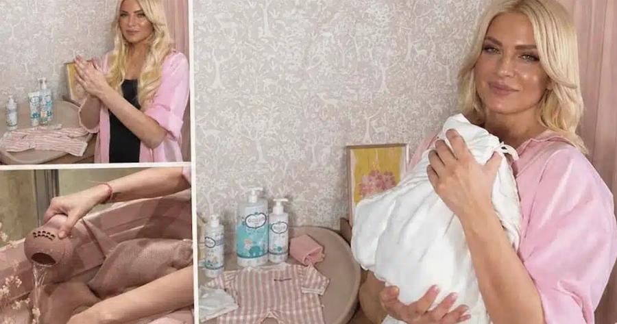 Κατερίνα Καινούργιου: Δείτε βίντεο να κάνει μπάνιο τη μικρή Ξένια – Αδυνατισμένη και ευτυχισμένη μάνα με μαλλί κομμωτηρίου