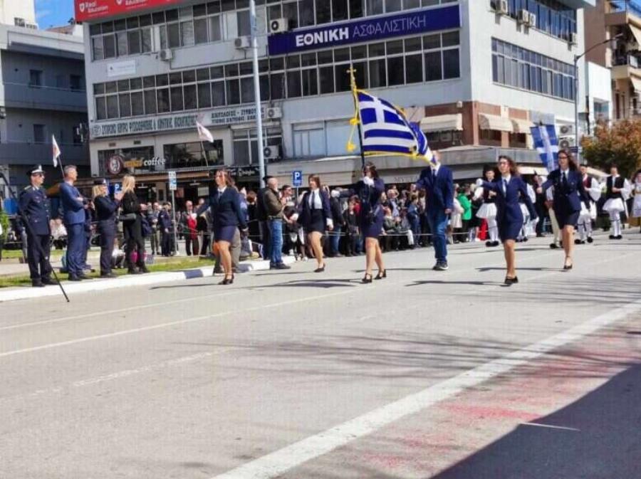 Σάλος με σχολείο των Τρικάλων: Μαθητές δεν γύρισαν το κεφάλι τους στους επισήμους στην παρέλαση