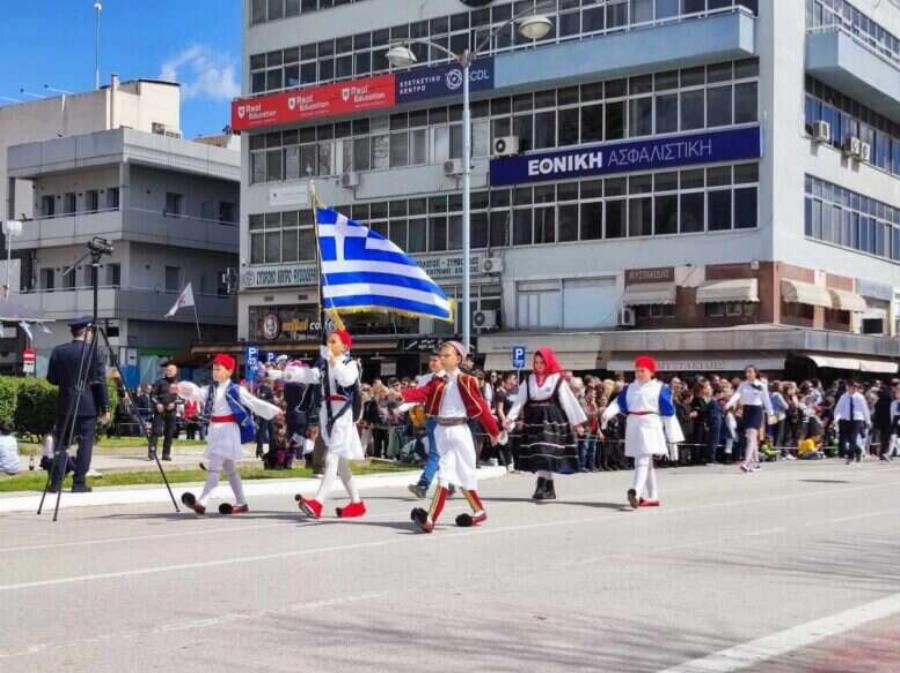Σάλος με σχολείο των Τρικάλων: Μαθητές δεν γύρισαν το κεφάλι τους στους επισήμους στην παρέλαση