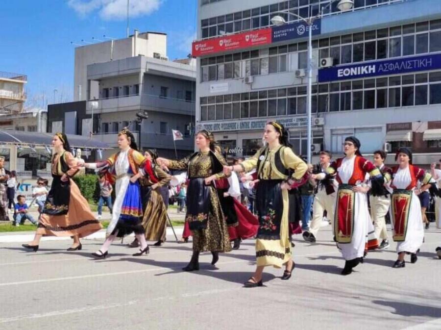 Σάλος με σχολείο των Τρικάλων: Μαθητές δεν γύρισαν το κεφάλι τους στους επισήμους στην παρέλαση