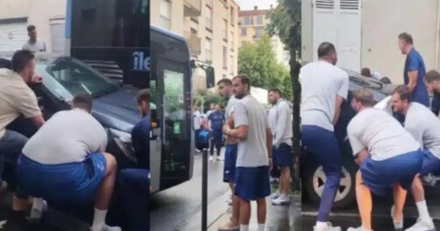 Ολυμπιακοί Αγώνες 2024: Η Εθνική πόλο ανδρών σήκωσε αυτοκίνητο για να περάσει το λεωφορείο