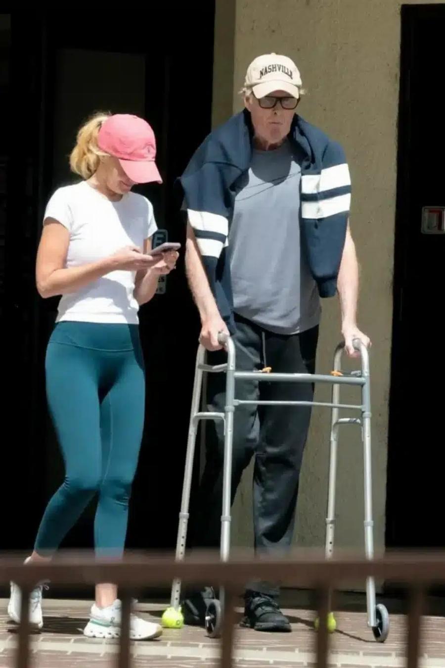 Έχει μείνει μισός, μετακινείται με ΠΙ, μοιάζει… 90χρονος: Θυμάστε τον άλλοτε γόη του Baywatch, Ντέιβιντ Χάσελχοφ; Θα πάθετε ΣOK μόλις δείτε πως είναι σήμερα