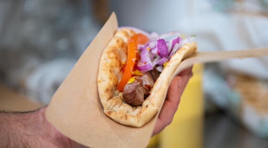 Κι όμως, υπάρχει ένα σουβλατζίδικο που έχει ακόμη το τυλιχτό 2,50 ευρώ και είναι πεντανόστιμο