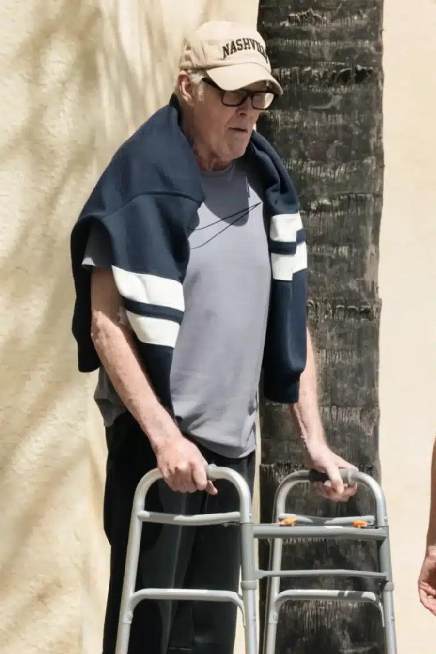 Έχει μείνει μισός, μετακινείται με ΠΙ, μοιάζει… 90χρονος: Θυμάστε τον άλλοτε γόη του Baywatch, Ντέιβιντ Χάσελχοφ; Θα πάθετε ΣOK μόλις δείτε πως είναι σήμερα