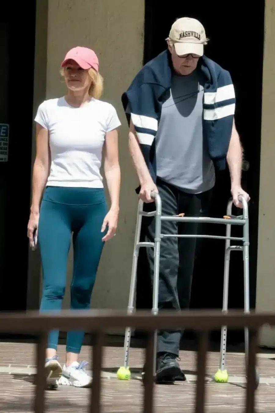 Έχει μείνει μισός, μετακινείται με ΠΙ, μοιάζει… 90χρονος: Θυμάστε τον άλλοτε γόη του Baywatch, Ντέιβιντ Χάσελχοφ; Θα πάθετε ΣOK μόλις δείτε πως είναι σήμερα