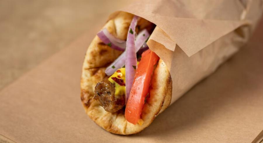 Κι όμως, υπάρχει ένα σουβλατζίδικο που έχει ακόμη το τυλιχτό 2,50 ευρώ και είναι πεντανόστιμο