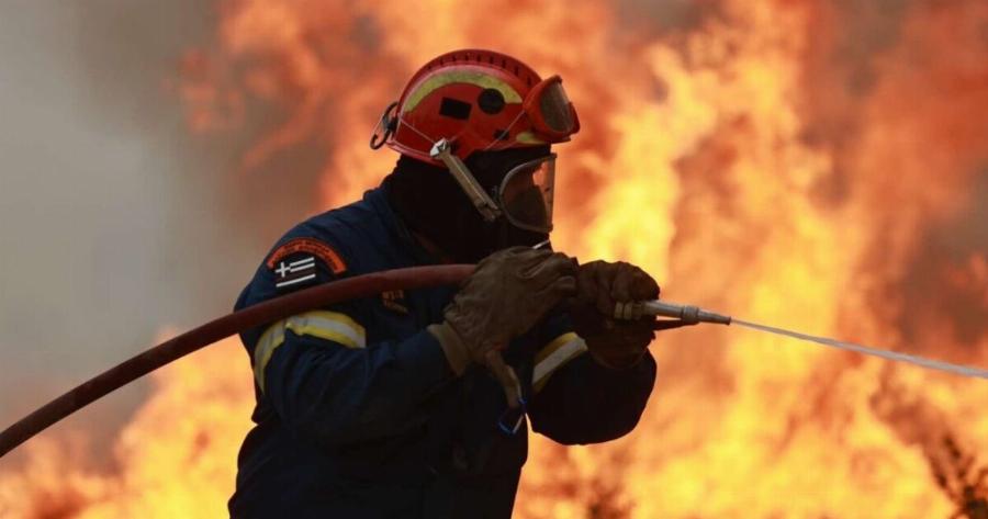 EKTAKTO: Μεγάλη Φωτιά τώρα σε κατοικημένη περιοχή μέσα στην πόλη – Σuvαγεpμός στην Πυροσβεστική