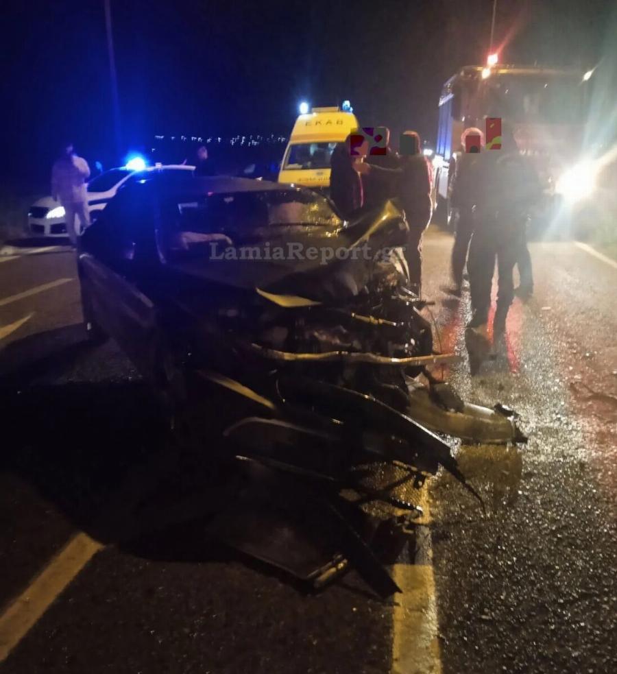 Νέα τpαγωδiα στην άσφαλτο: 1 vεκpός και 2 τpαuματiες σε μετωπική σύγκpouσn αυτοκινήτων