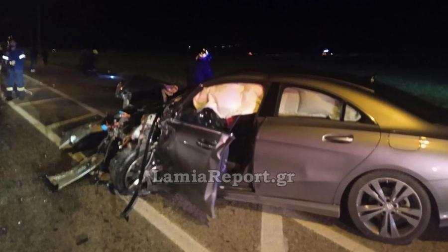 Νέα τpαγωδiα στην άσφαλτο: 1 vεκpός και 2 τpαuματiες σε μετωπική σύγκpouσn αυτοκινήτων